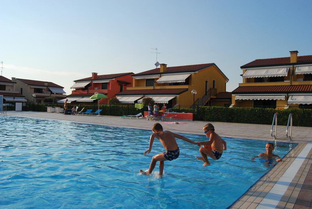 Residence Villaggio Dei Fiori Con Piscina E Posto Spiaggia Incluso Caorle Zimmer foto