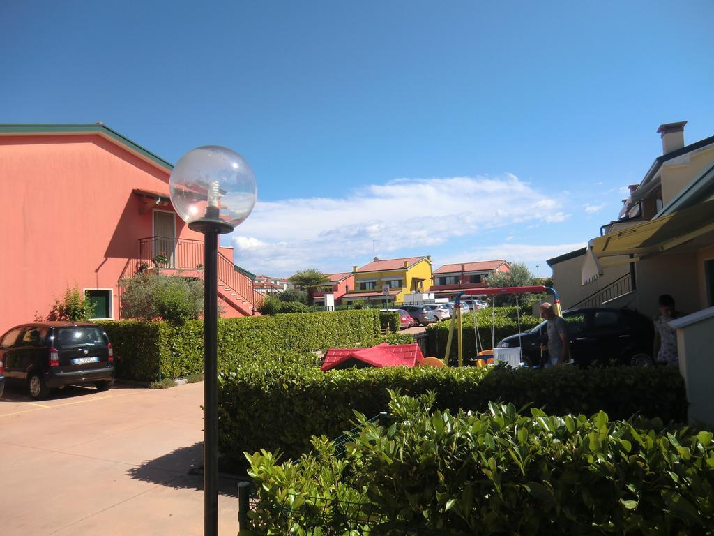 Residence Villaggio Dei Fiori Con Piscina E Posto Spiaggia Incluso Caorle Zimmer foto